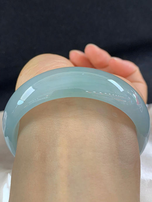 612275，59.5圈口，冰晴正圈平安镯，晴水蓝底色，飘色线，底子冰润 商品图4