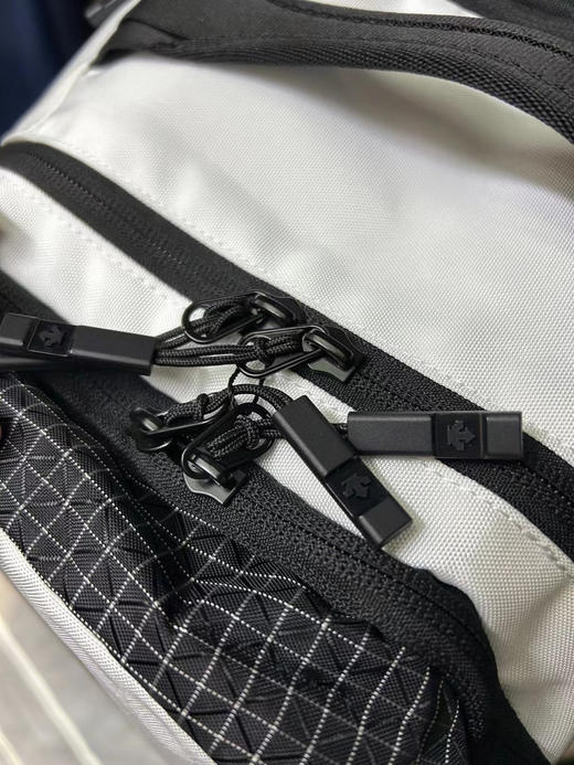 正品迪桑特descente 通用 双肩包迪桑特滑雪背包
三个颜色 白色 黑色 蓝色 商品图5