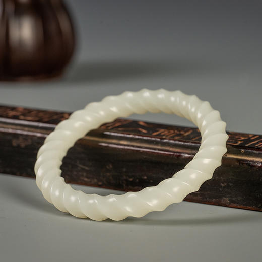 清 玉雕绳纹手镯 商品图0