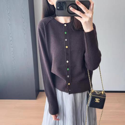 2025新款元气满满到极简休闲100%羊毛丝绒彩扣圆领开衫针织衫毛衣！ 商品图1