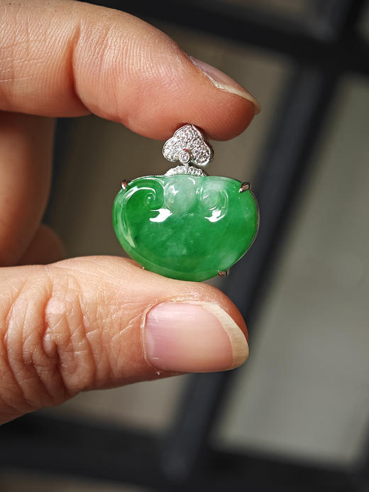 冰种阳绿翡翠如意吊坠 商品图3