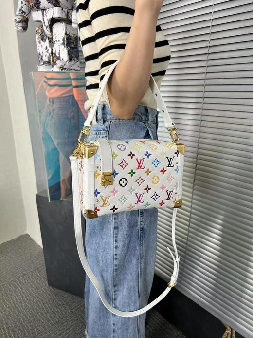 新款现货秒发   驴家白三彩村上隆再版系列SideTrunk中号手袋以谐趣盒子包（HH） 商品图2