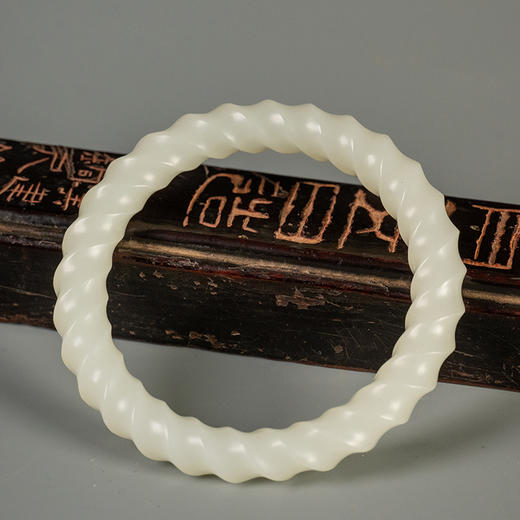 清 玉雕绳纹手镯 商品图1
