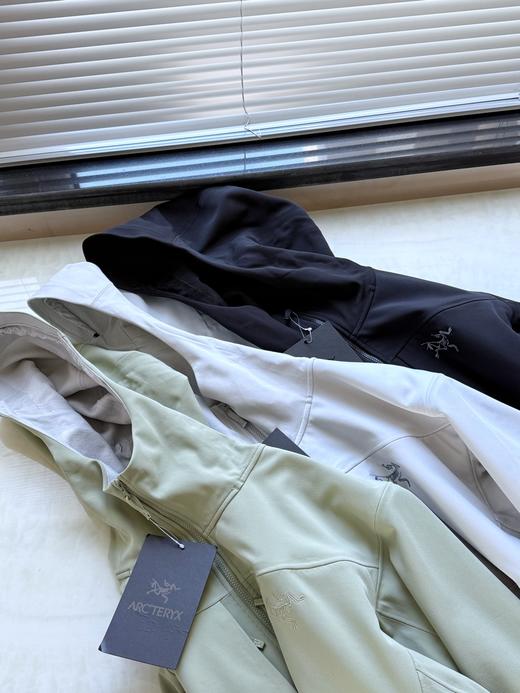 点此购买 始祖鸟GAMMA系列男女款户外远足防水防风透气冲锋衣 bk 309889 商品图12