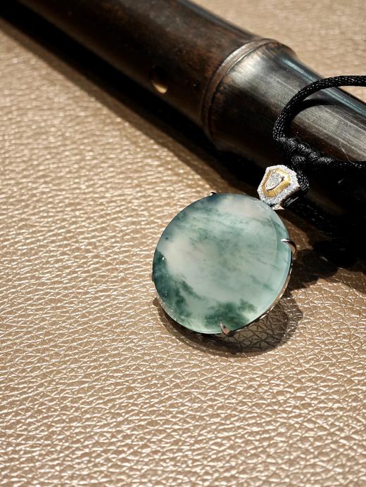 冰种意境飘花圆牌翡翠挂件 商品图5