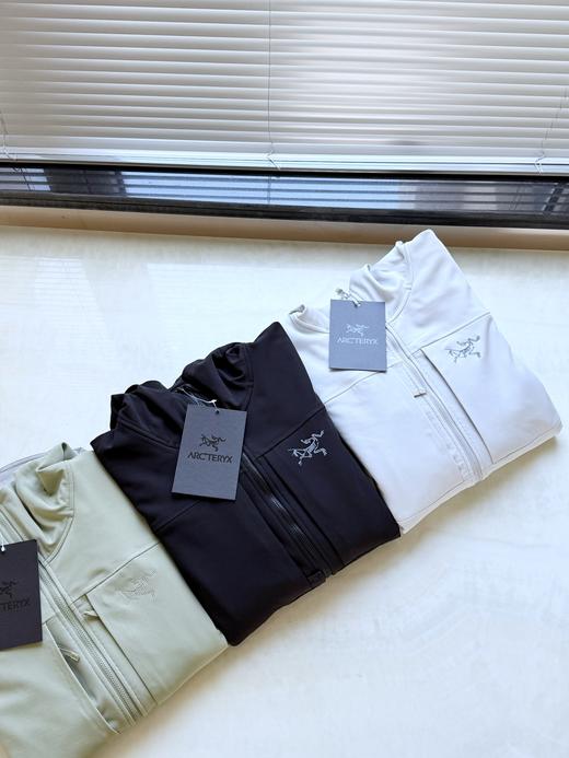 点此购买 始祖鸟GAMMA系列男女款户外远足防水防风透气冲锋衣 bk 309889 商品图13