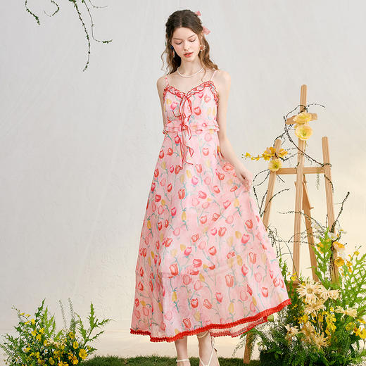 两三事 郁香狂热 2025春季新款甜美木耳边印花吊带裙长款连衣裙 商品图1