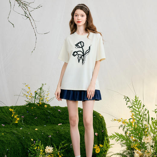 两三事 日光花房 2025春季新款休闲绣花棉质短袖t恤女宽松上衣 商品图1