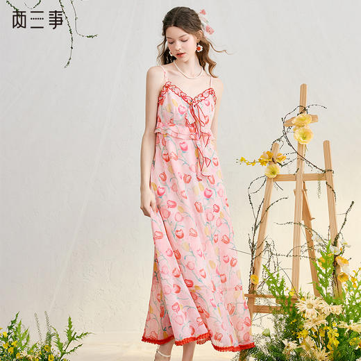 两三事 郁香狂热 2025春季新款甜美木耳边印花吊带裙长款连衣裙 商品图0