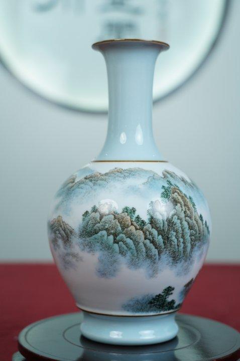 粉彩山水黄山清凉台赏瓶 商品图0