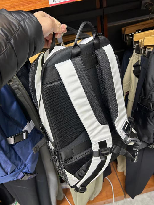 正品迪桑特descente 通用 双肩包迪桑特滑雪背包
三个颜色 白色 黑色 蓝色 商品图11