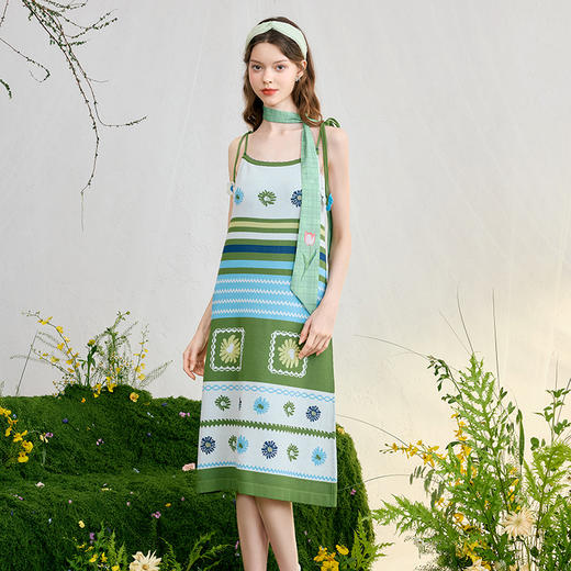 两三事 花径幽梦 2025春季新款花卉图案立体花朵绑带吊带裙连衣裙 商品图3