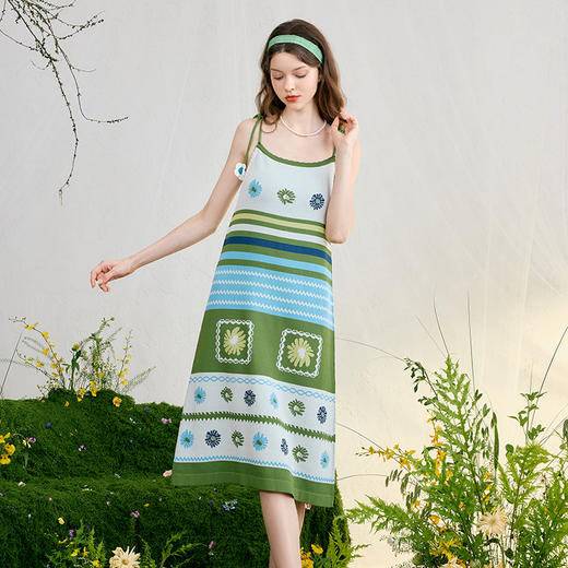 两三事 花径幽梦 2025春季新款花卉图案立体花朵绑带吊带裙连衣裙 商品图1