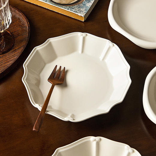 摩登主妇白色陶瓷盘子家用菜盘2025新款餐具高级感西餐甜品早餐盘 商品图0