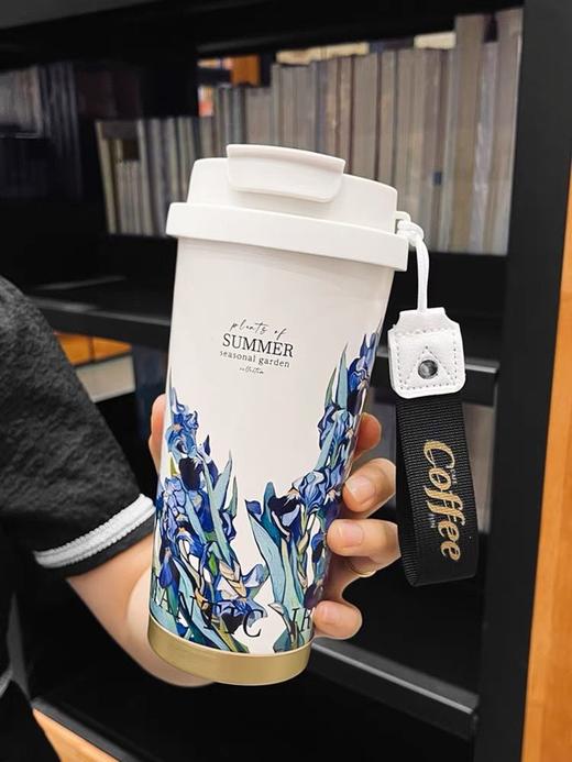 【夏日花园保温咖啡杯】喝的每一口水都安心，强烈摇晃也不漏，500ml容量尽情畅饮，满足饮水需求吸管口+直饮口设计，喝起来太方便了304不锈钢+316内胆底片，保冷又保热 商品图1