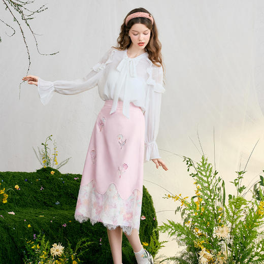 两三事 郁见粉黛 2025春季新款甜美镂空郁金香拼接印花蕾丝半身裙S25CKB290 商品图2