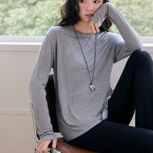 ‘’纸片人‘’穿搭【天丝醋酸轻盈T】 采用天丝、醋酸和羊毛混纺面料，兼具天丝的丝滑垂坠、醋酸的柔软亲肤和羊毛的保暖透气，轻盈舒适，带来云朵般的穿着体验，莫兰迪色系，显白显瘦 商品图2