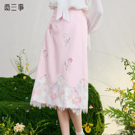 两三事 郁见粉黛 2025春季新款甜美镂空郁金香拼接印花蕾丝半身裙S25CKB290 商品图0