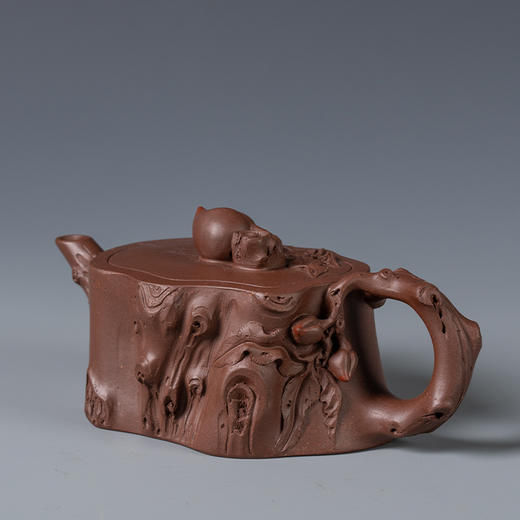 《桃桩壶》 王六初 高级工艺美术师、江苏省工艺美术协会会员，宜兴紫砂行业协会会员，优秀中青年紫砂艺术家 商品图0