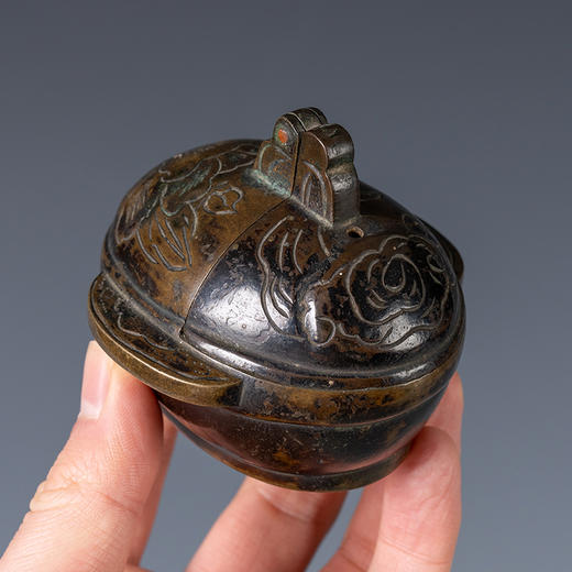 清 铜錾刻花卉纹双耳杯形随身香炉 商品图1