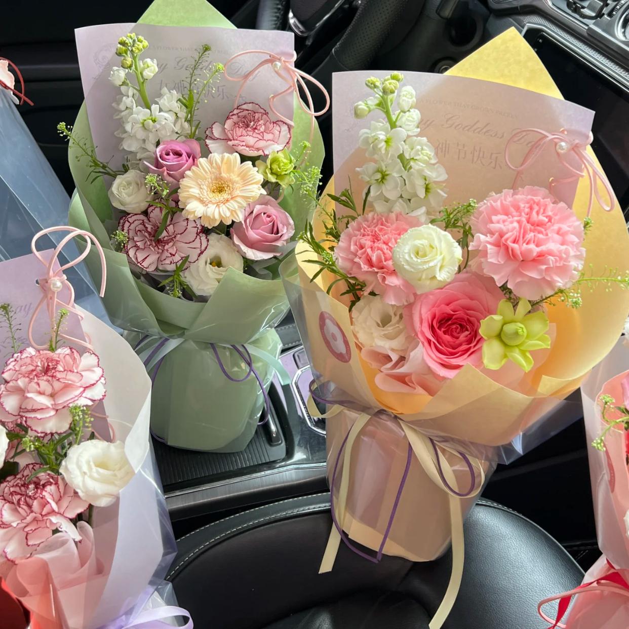 绑带蝴蝶结小花束