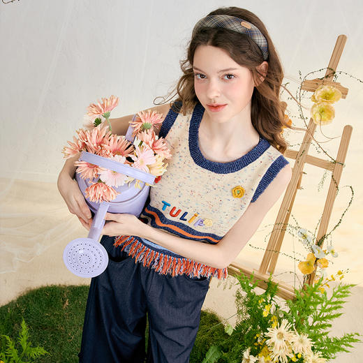 两三事 缓存浪漫 2025春新款字母刺绣拼色条纹流苏下摆针织衫女 商品图3