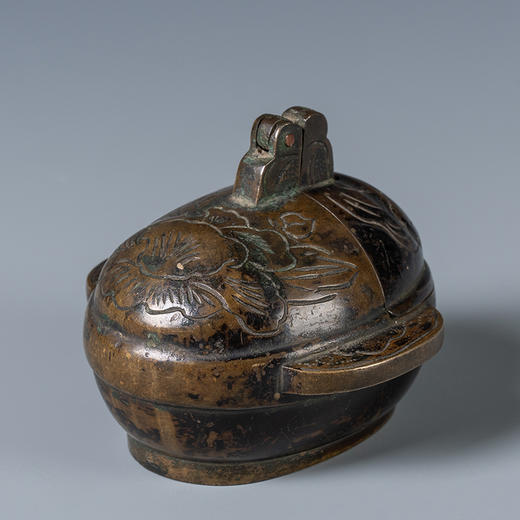 清 铜錾刻花卉纹双耳杯形随身香炉 商品图4