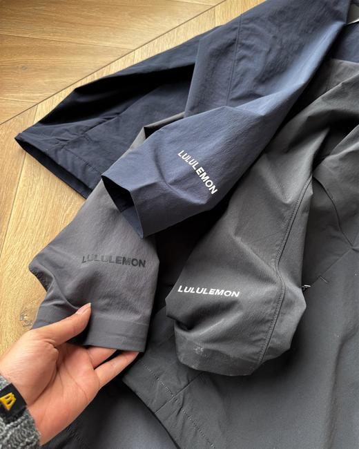 点此购买 lululemon初春男士户外休闲轻薄型户外夹克外套 LL 309878 商品图7