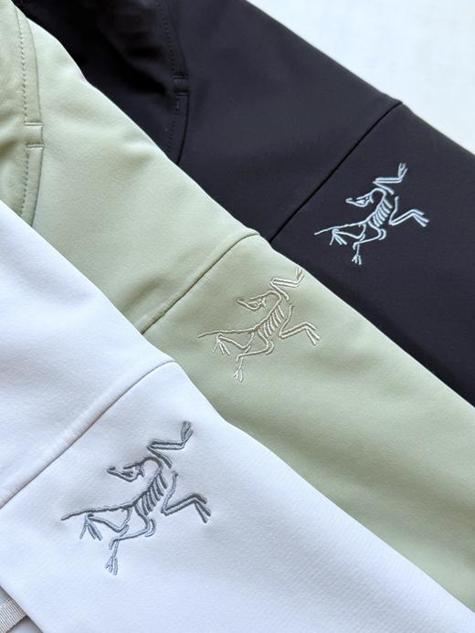 点此购买 始祖鸟GAMMA系列男女款户外远足防水防风透气冲锋衣 bk 309889 商品图14