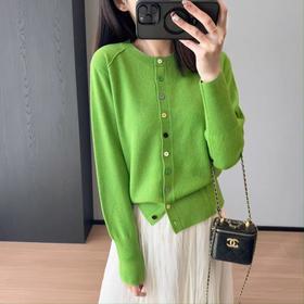 2025新款元气满满到极简休闲100%羊毛丝绒彩扣圆领开衫针织衫毛衣！