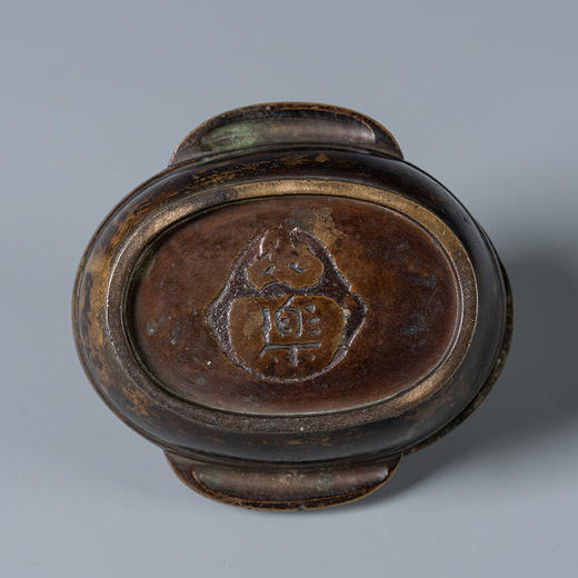 清 铜錾刻花卉纹双耳杯形随身香炉 商品图2