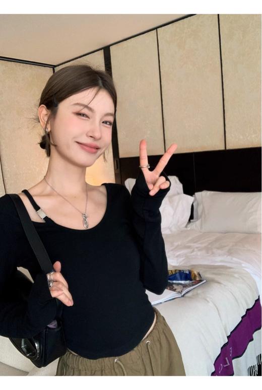 ✨高密轻柔金属扣短款T女设计感简约修身不对称长袖上衣 小众设计感露肩修身T恤打底衫2025新款 商品图0