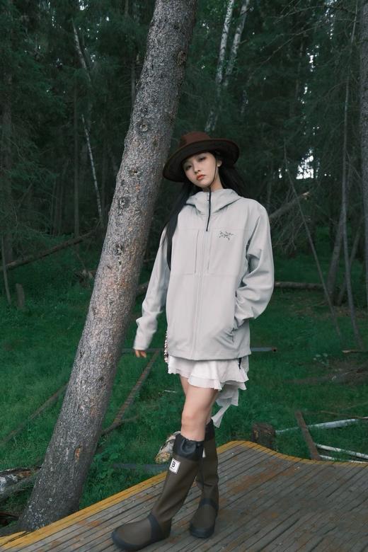 点此购买 始祖鸟GAMMA系列男女款户外远足防水防风透气冲锋衣 bk 309889 商品图7