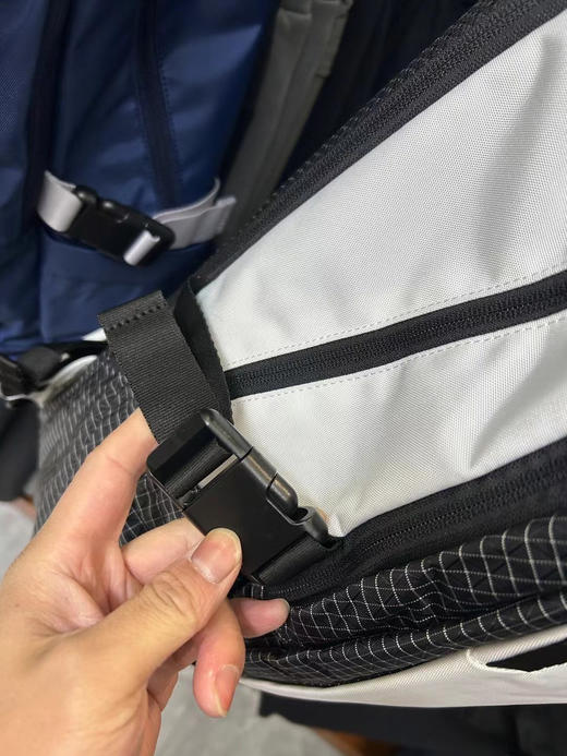 正品迪桑特descente 通用 双肩包迪桑特滑雪背包
三个颜色 白色 黑色 蓝色 商品图7