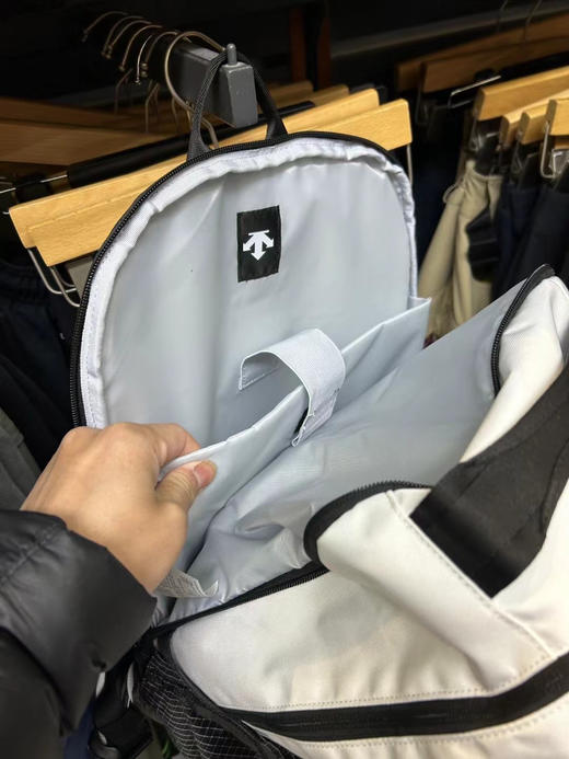 正品迪桑特descente 通用 双肩包迪桑特滑雪背包
三个颜色 白色 黑色 蓝色 商品图8
