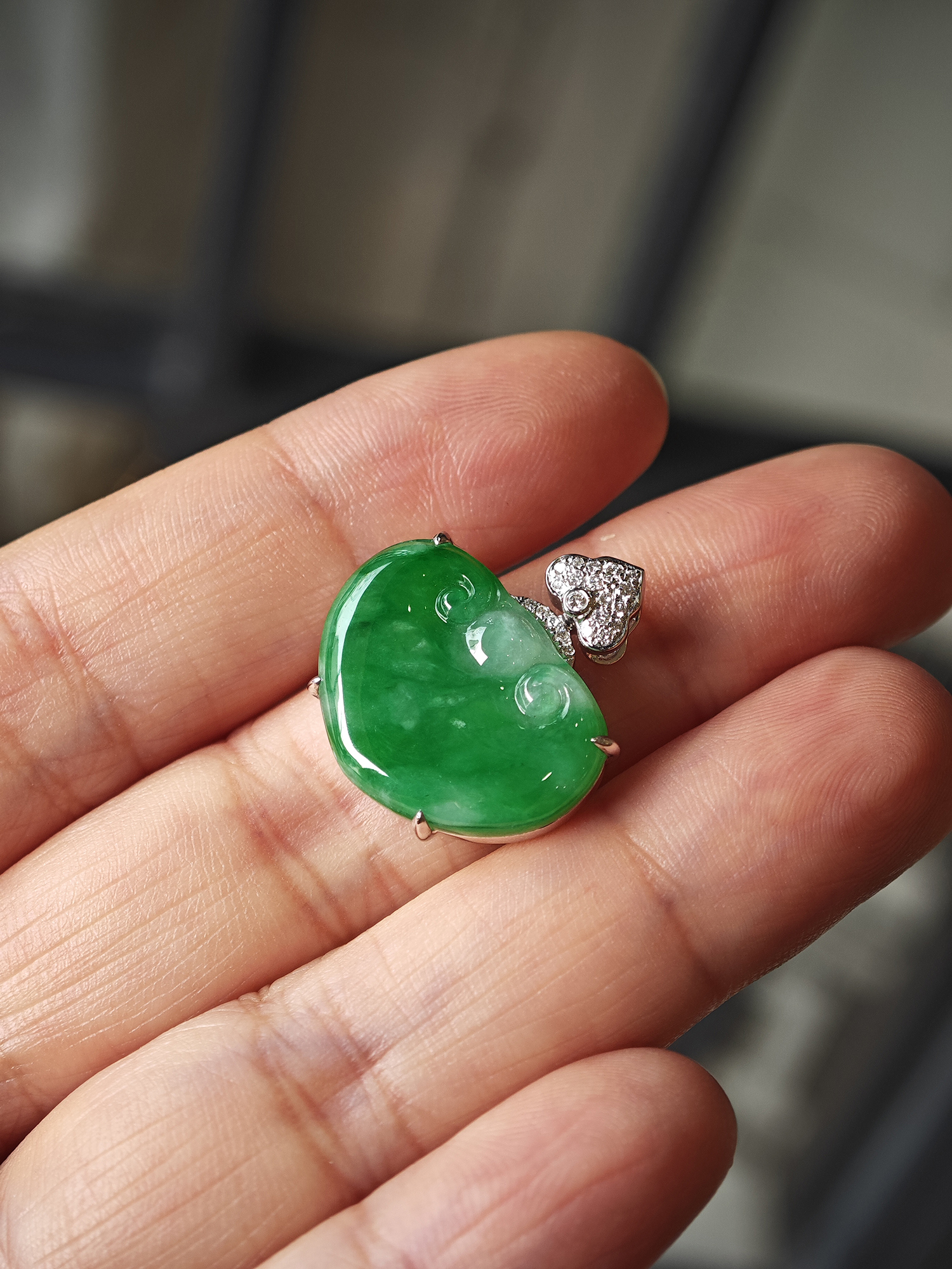 冰种阳绿翡翠如意吊坠