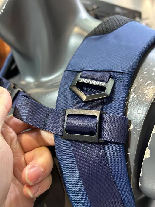 正品迪桑特descente 通用 双肩包迪桑特滑雪背包
三个颜色 白色 黑色 蓝色 商品图13