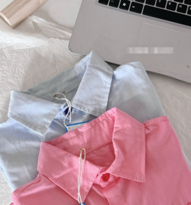 【春日童装 | 吾乃兮纯棉刺绣牛仔外套】有粉色和蓝色，可穿至170码，小立领设计可爱美观，背面刺绣工整大气，纽扣同色系撞色设计时尚耐看，纯棉牛仔柔软舒适，透气亲肤，版型挺括凸显气质。