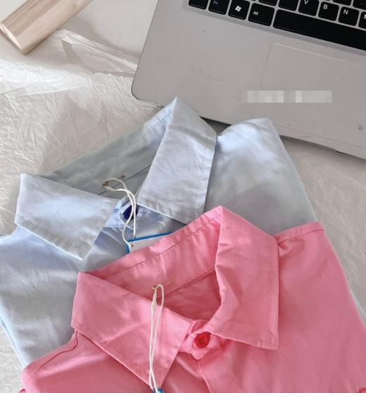 【春日童装 | 吾乃兮纯棉刺绣牛仔外套】有粉色和蓝色，可穿至170码，小立领设计可爱美观，背面刺绣工整大气，纽扣同色系撞色设计时尚耐看，纯棉牛仔柔软舒适，透气亲肤，版型挺括凸显气质。 商品图0