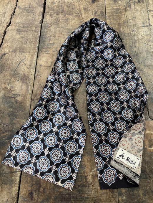 John Alexander Skelton  藏青色/米色宝相纹手工织印丝巾 商品图0