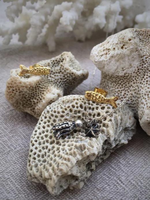 momoko｜4.5x13mm Micro Fish Studs  [耳钉 2色可选] 商品图4