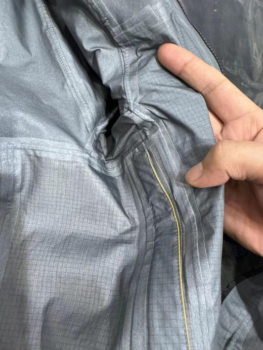 正品火柴棍spitz gtx 冲锋衣

S M L XL  保真 拼接色 180/75kg L宽松 参考 
防风防水高透气 recco搜救装置  
快速散热拉链体系 商品图10