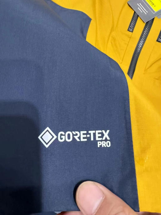 正品火柴棍spitz gtx 冲锋衣

S M L XL  保真 拼接色 180/75kg L宽松 参考 
防风防水高透气 recco搜救装置  
快速散热拉链体系 商品图7