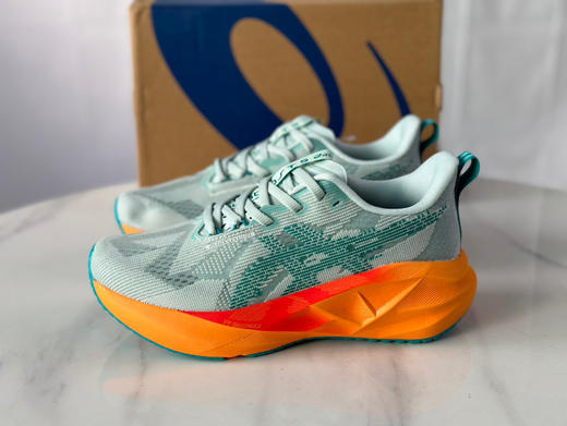 点此购买 亚瑟士Novablast 5代男女款轻量化厚底缓震回弹跑鞋 98 310053 商品图7