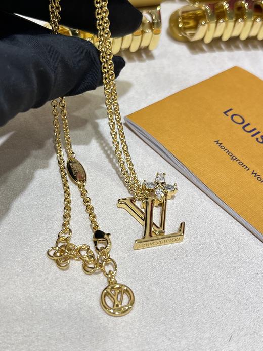 驴家 25年新款手工镶嵌水钻小花朵字母项链 商品图0