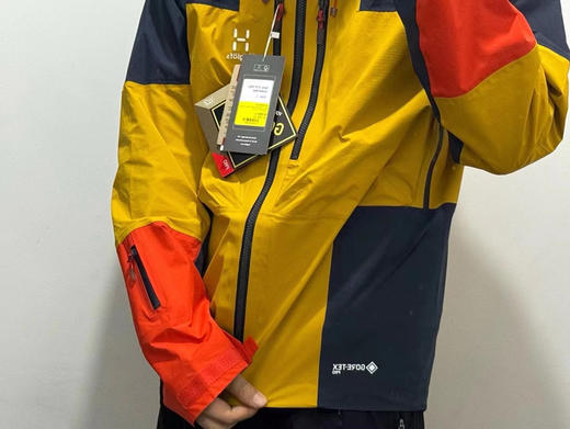 正品火柴棍spitz gtx 冲锋衣

S M L XL  保真 拼接色 180/75kg L宽松 参考 
防风防水高透气 recco搜救装置  
快速散热拉链体系 商品图3