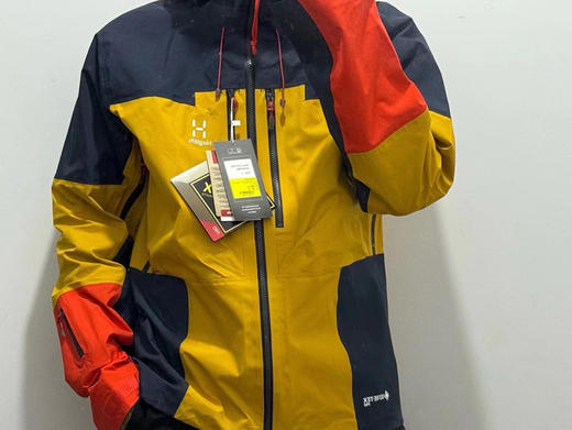 正品火柴棍spitz gtx 冲锋衣

S M L XL  保真 拼接色 180/75kg L宽松 参考 
防风防水高透气 recco搜救装置  
快速散热拉链体系 商品图2