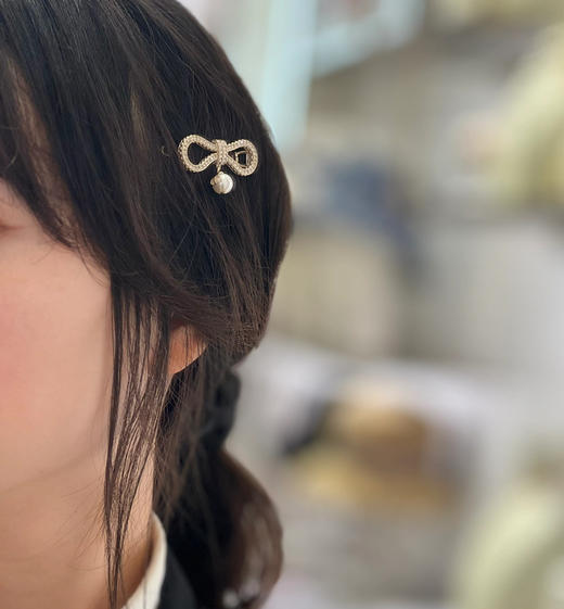 D家 25年最新款镂空镶钻蝴蝶结cd珍珠吊坠金色发夹 商品图0