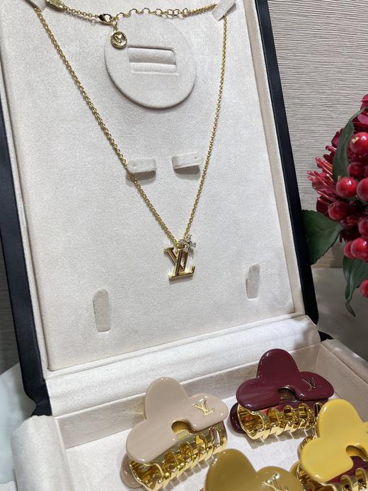 驴家 25年新款手工镶嵌水钻小花朵字母项链 商品图1