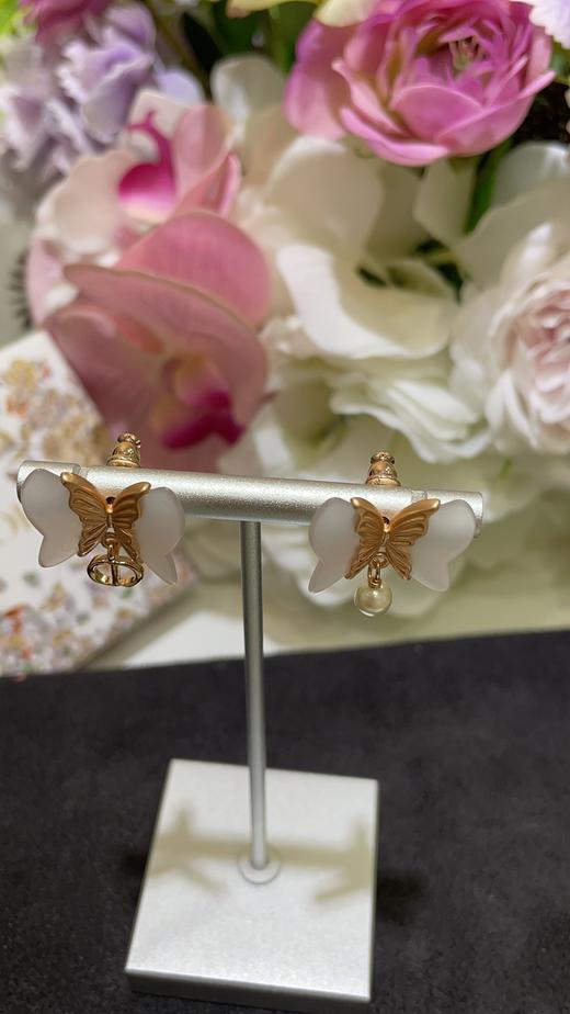 D家 新款玫瑰金拼接树脂蝴蝶CD珍珠不对称耳钉 商品图1